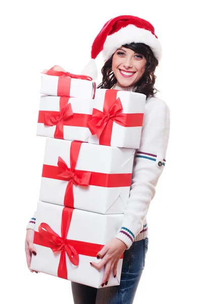 Mulher em santa chapéu segurando caixas de presente — Fotografia de Stock