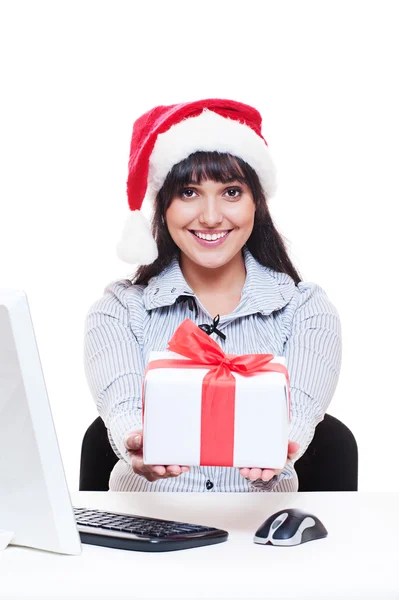 Glada affärskvinna i rött santa hatt hålla gåva. — Stockfoto