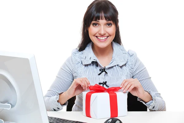 Smiley businesswoman pack up small present — Stock Photo, Image