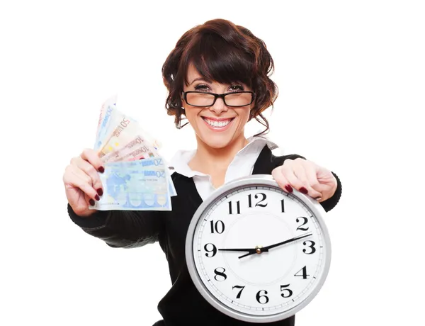 Smajlík mladá žena drží peníze a hodiny — Stock fotografie
