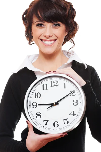 Усміхнена бізнес-леді тримає годинник — стокове фото