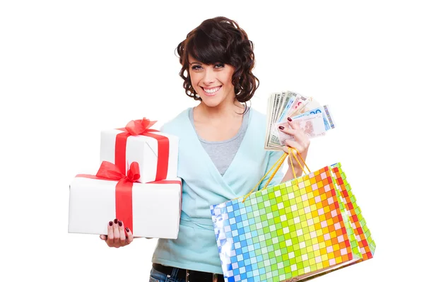 Весела молода жінка тримає паперові гроші та подарунки — стокове фото