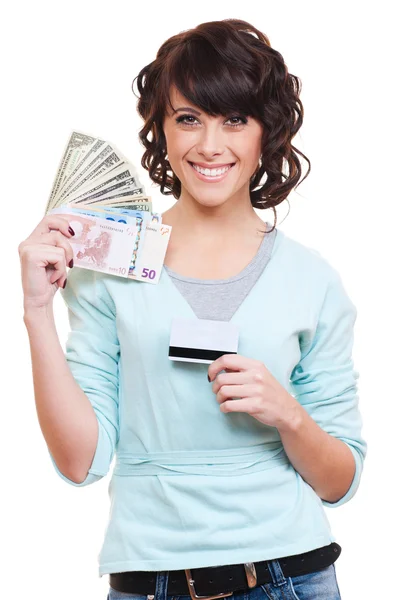 Женщина с бумажными деньгами и пластиковой картой — стоковое фото