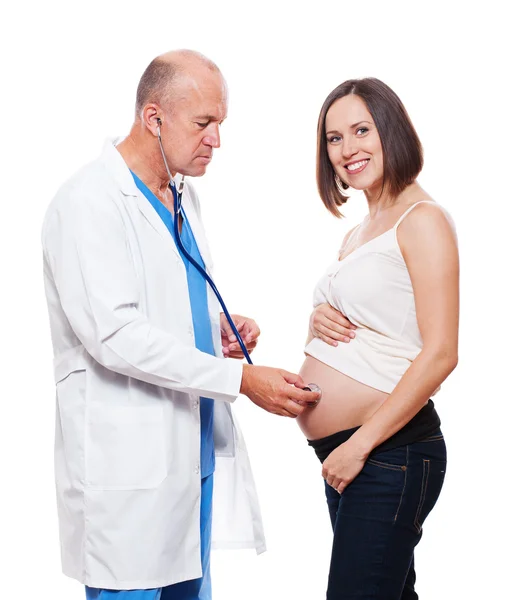 Médico escuchando mujer embarazada —  Fotos de Stock