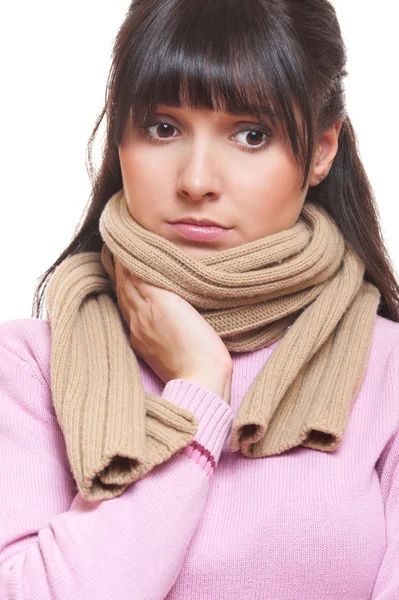 Una mujer triste con bufanda tiene gripe. — Foto de Stock