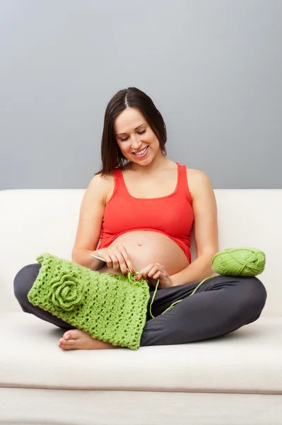 かぎ針編みのスマイリー妊娠中の女性 — ストック写真