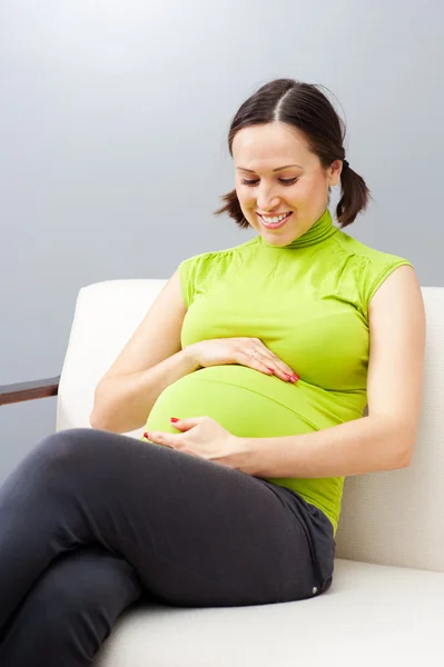 Mladá těhotná žena — Stock fotografie