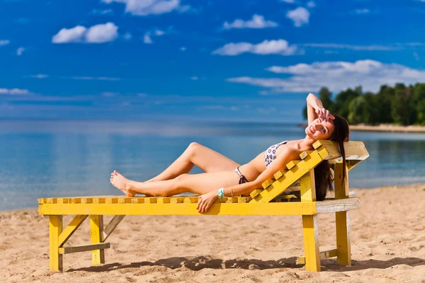 Jovem relaxante na praia — Fotografia de Stock