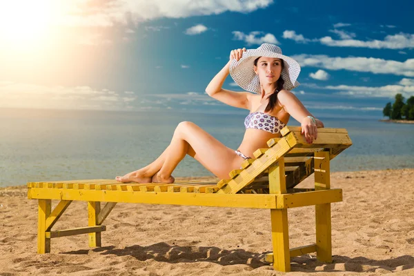 해변에서 쉬고 있는 젊은 여자 — 스톡 사진