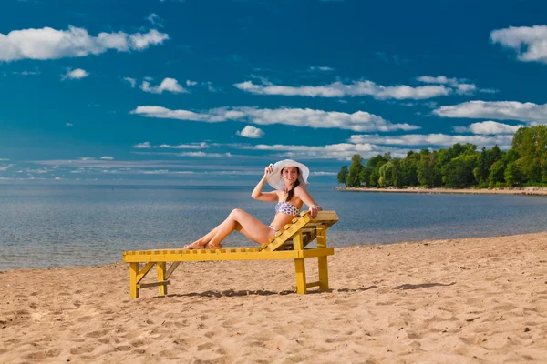 Молода жінка розслабляється на пляжі — стокове фото