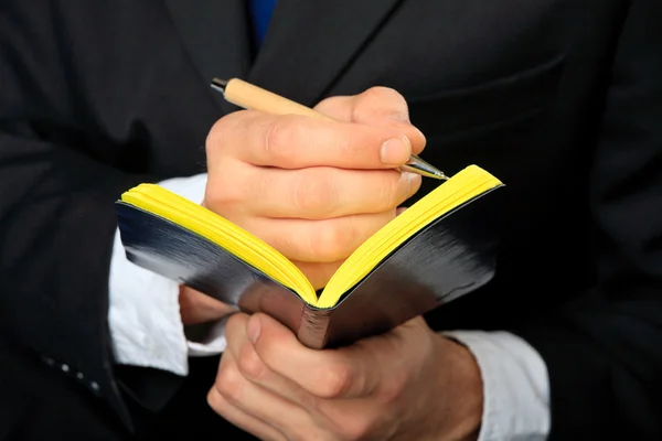 Homme d'affaires tient son carnet — Photo