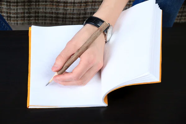 Mão e caderno. Fechar — Fotografia de Stock