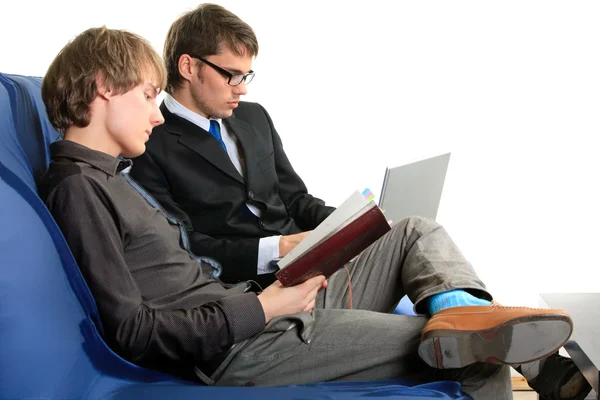 Δύο φοιτητές με το σημειωματάριο και lap-top. — Φωτογραφία Αρχείου