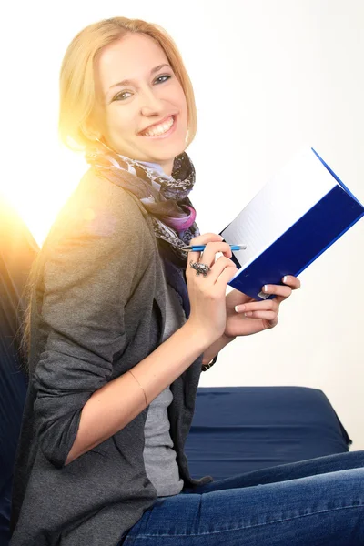 Žena s notebookem. zblízka — Stock fotografie