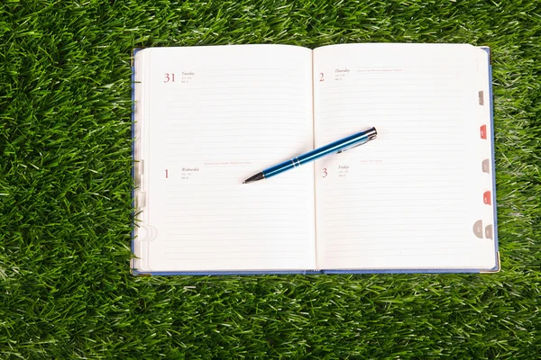 Zápisník v trávě — Stock fotografie