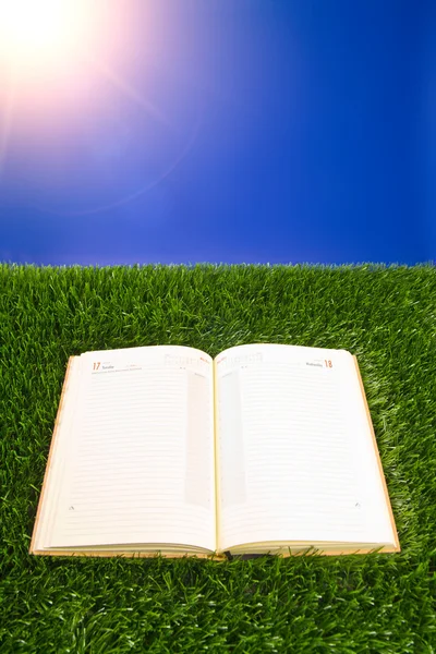 Caderno na grama — Fotografia de Stock