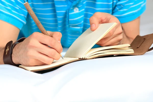 Mão e caderno. Fechar — Fotografia de Stock