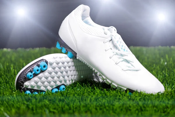 Футбольные ботинки на траве — стоковое фото