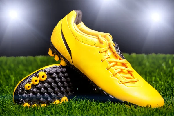 Botas de futebol na grama — Fotografia de Stock