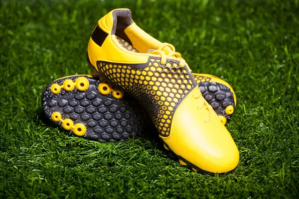 Par de zapatos de fútbol en el campo de hierba — Foto de Stock