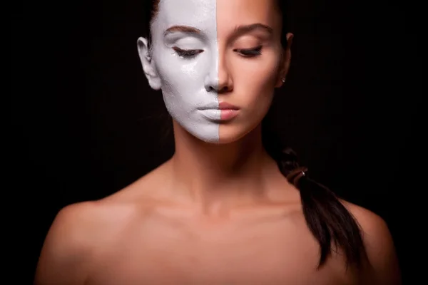 Retrato em estilo Vogue de uma mulher com maquiagem branca — Fotografia de Stock
