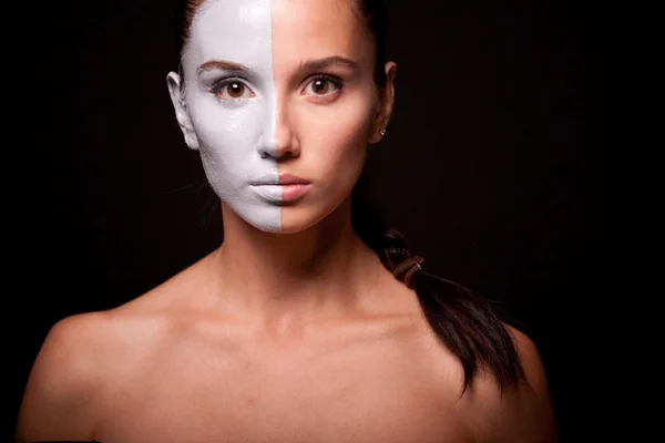 Seksowny styl portret kobiety z biały makijaż — Zdjęcie stockowe