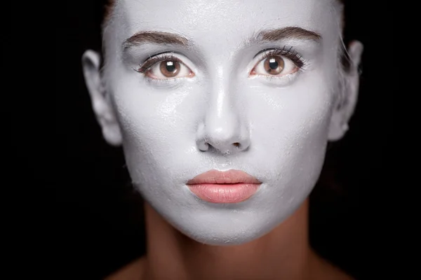 Портрет женщины с белым макияжем в стиле Vogue — стоковое фото