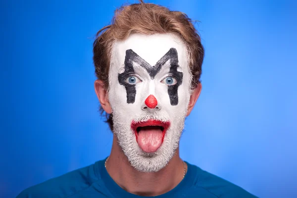 Ένας άνθρωπος με κλόουν μακιγιάζ για το πρόσωπό του — Φωτογραφία Αρχείου