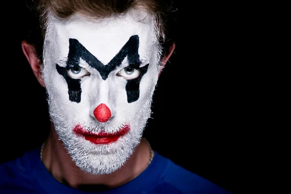 Ein Mann mit Clown-Make-up im Gesicht — Stockfoto
