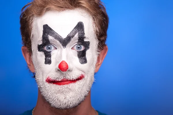 Człowiek z klauna makijaż na twarzy — Zdjęcie stockowe