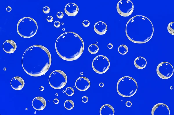 Gocce d'acqua su sfondo blu. — Foto Stock