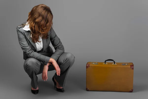 Een zakenvrouw met een tas en een koffer. — Stockfoto