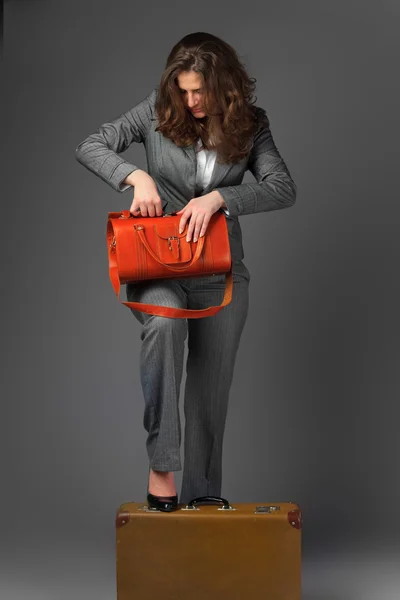 Eine Geschäftsfrau mit Tasche und Koffer. — Stockfoto