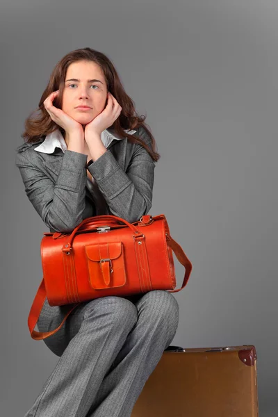Μια επιχειρηματίας με μια τσάντα και μια βαλίτσα. — Φωτογραφία Αρχείου