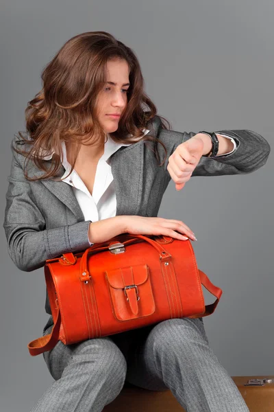 Uma mulher de negócios com um saco e uma mala. — Fotografia de Stock