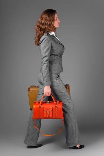 Eine Geschäftsfrau mit Tasche und Koffer. — Stockfoto