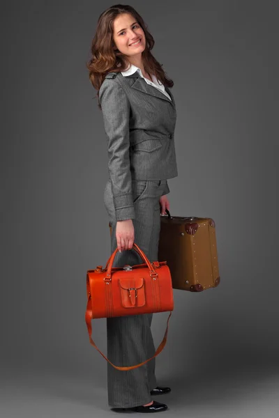 Μια επιχειρηματίας με μια τσάντα και μια βαλίτσα. — Φωτογραφία Αρχείου