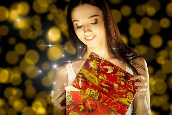 The girl opens the gift — Stock Photo, Image