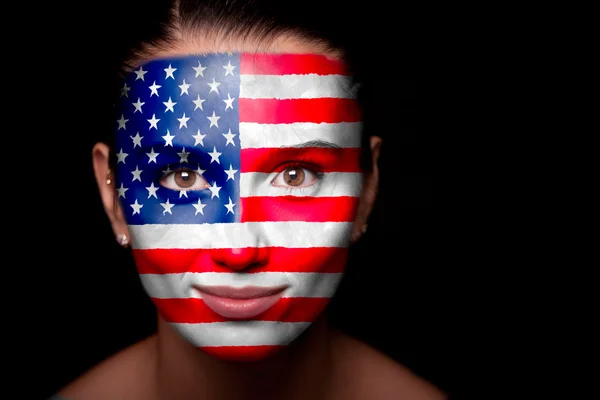 Retrato de una mujer con la bandera de los EE.UU. — Foto de Stock