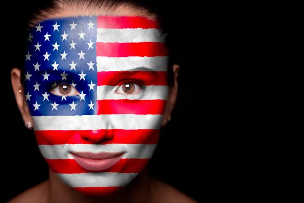 Retrato de una mujer con la bandera de los EE.UU. — Foto de Stock