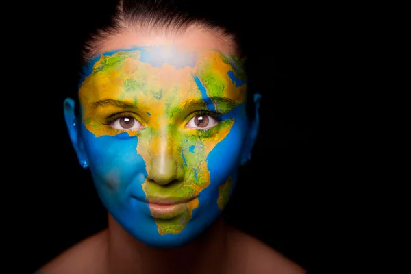 Kızın yüzü boyalı bir harita Afrika. — Stok fotoğraf