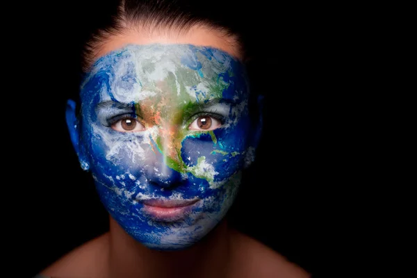 Dünya yüzünde boyalı bir harita ile kız. — Stok fotoğraf
