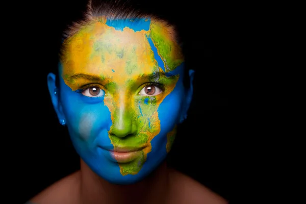 Ragazza con una mappa dipinta dell'Africa sul viso . — Foto Stock