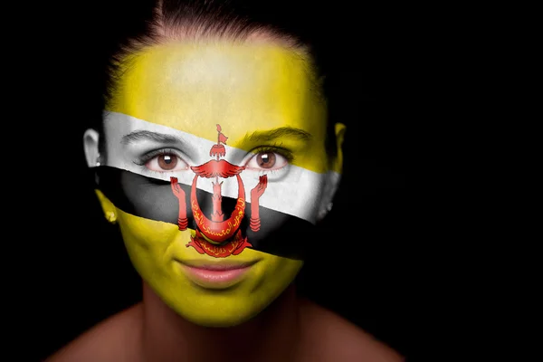 Portré egy nőt a brunei zászlaja — Stock Fotó