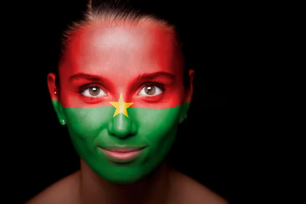 Donna con la bandiera del Burkina faso — Foto Stock