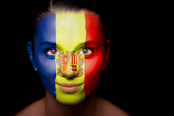 Портрет женщины с флагом Андорры — стоковое фото