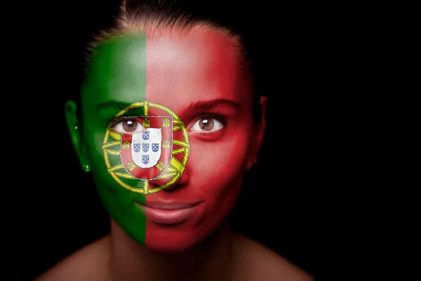 Retrato de una mujer con la bandera de Portugal — Foto de Stock