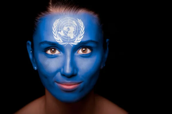 유엔의 깃발을 가진 여자 — 스톡 사진