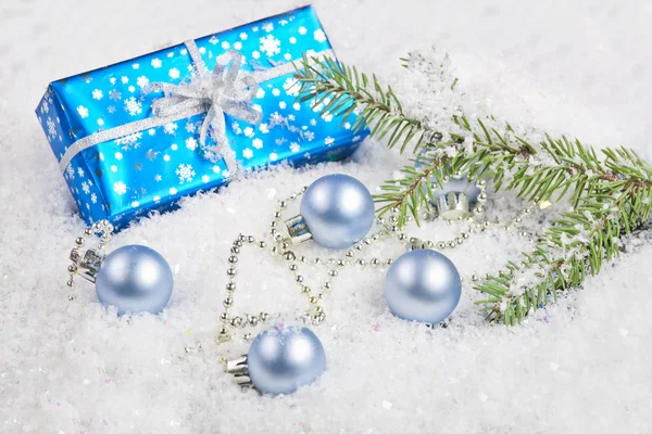 Caja de regalo de Navidad en la nieve —  Fotos de Stock
