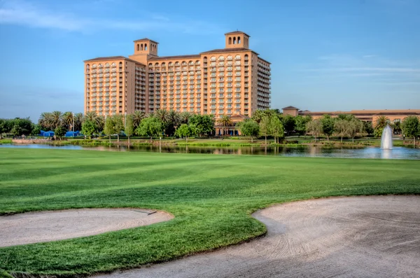 Hotel på golfbana — Stockfoto